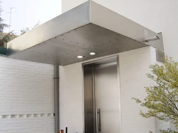 Esempio di pensilina in acciaio inox