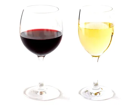 Gioco di contrasti tra vino bianco e rosso